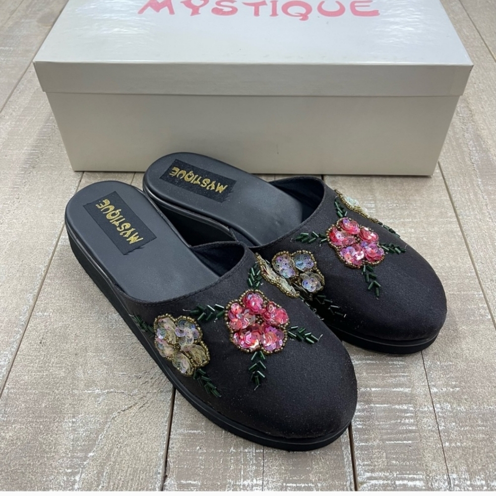 NIB WOMENS MYSTIQUE BLACK EMBELLISHED SLIP ON FLORAL SANDALS